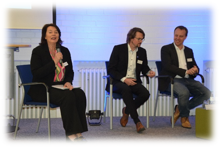 Die Moderatorin, Bettina Staubitz, begrüßt die Veranstaltungsgäste und Diskutant*innen.